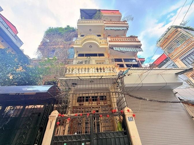 BÁN GẤP nhà mặt ngõ Hoàng Quốc Việt ô tô đỗ cửa, ngõ thông, phân lô 