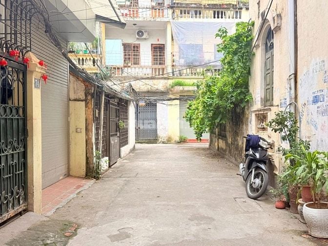 BÁN GẤP nhà mặt ngõ Hoàng Quốc Việt ô tô đỗ cửa, ngõ thông, phân lô 