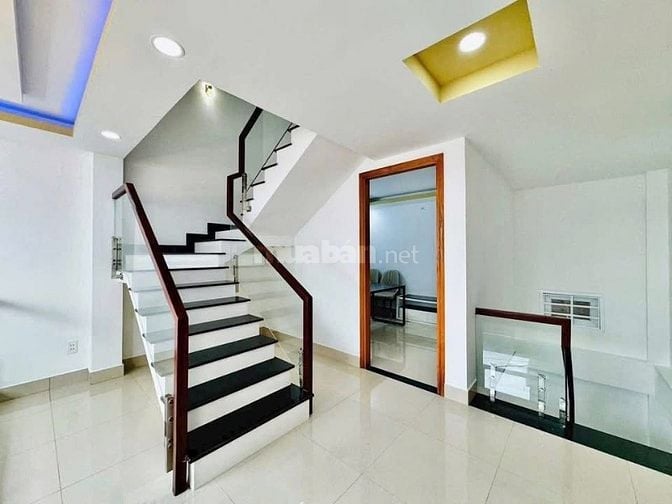 Đi nước ngoài định cư bán gấp nhà ở đường Hoàng Dư Khương, phường 12, 