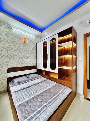 Đi nước ngoài định cư bán gấp nhà ở đường Hoàng Dư Khương, phường 12, 
