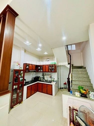 BÁN NHÀ 3/2 NÚT GIAO Q5,Q10, Q11 DT ĐỦ 40M2 3 TẦNG HẺM Ô TÔ 5M THÔNG.