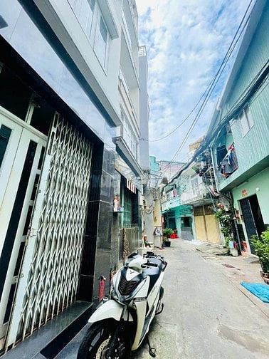 BÁN NHÀ 3/2 NÚT GIAO Q5,Q10, Q11 DT ĐỦ 40M2 3 TẦNG HẺM Ô TÔ 5M THÔNG.