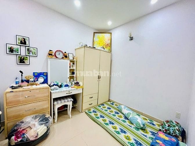 BÁN NHÀ 3/2 NÚT GIAO Q5,Q10, Q11 DT ĐỦ 40M2 3 TẦNG HẺM Ô TÔ 5M THÔNG.