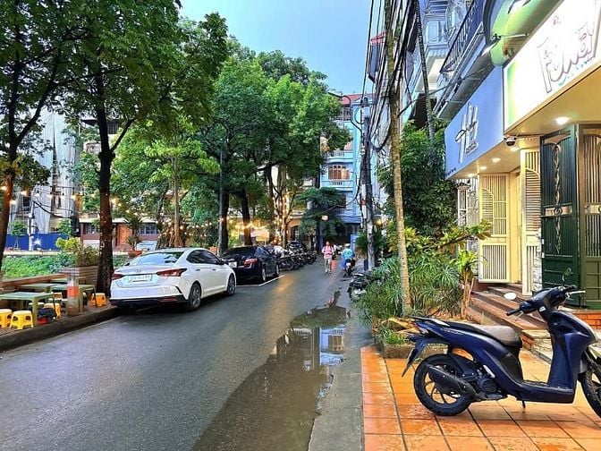 Bán nhà mặt hồ ngõ 82 Chùa Láng, 50m2, 5 tầng, mặt tiền 4,2m vỉa hè.
