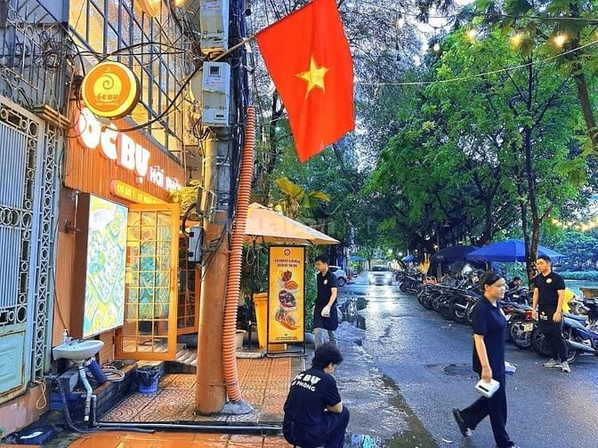 Bán nhà mặt hồ ngõ 82 Chùa Láng, 50m2, 5 tầng, mặt tiền 4,2m vỉa hè.