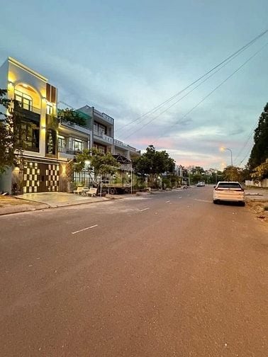 Nhà thật giá thật 100m2 giá 1ty750 mặt tiền đường 