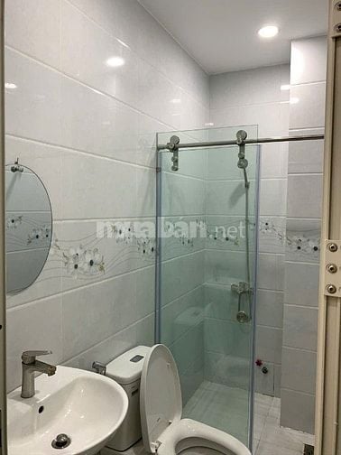  	Căn hộ FULL nội thất, 2 cửa sổ, thoáng mát ở Quận 4