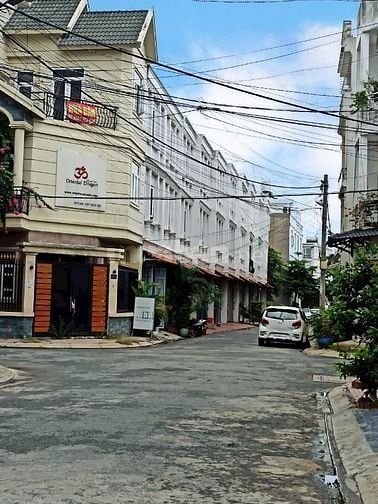 Đất ngay vòng xoay Phú Hữu, giáp Quận 2.