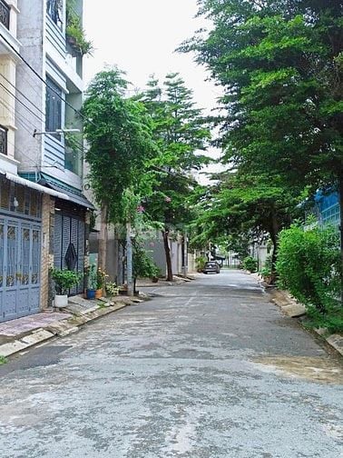 Đất ngay vòng xoay Phú Hữu, giáp Quận 2.
