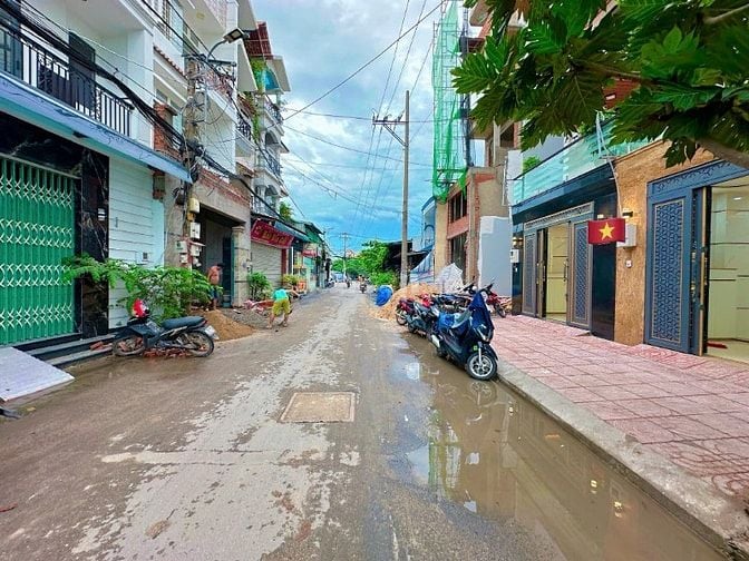 NHÀ BÌNH TÂN (4M x 19M) NGAY CẠNH KHU TÊN LỬA. CÓ THANG MÁY 450KG !!!