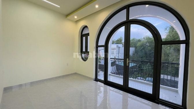 Nhà mặt tiền sát chợ Bình Chánh, 600tr ở ngay, 8x18 tiện buôn bán...