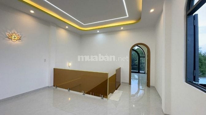 Nhà mặt tiền sát chợ Bình Chánh, 600tr ở ngay, 8x18 tiện buôn bán...