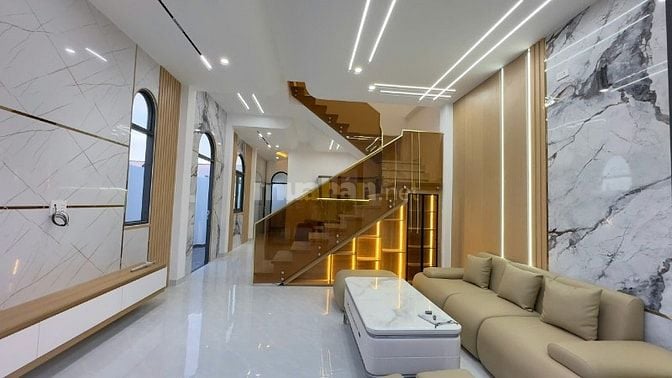 Nhà mặt tiền sát chợ Bình Chánh, 600tr ở ngay, 8x18 tiện buôn bán...