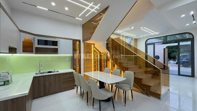 Nhà mặt tiền sát chợ Bình Chánh, 600tr ở ngay, 8x18 tiện buôn bán...