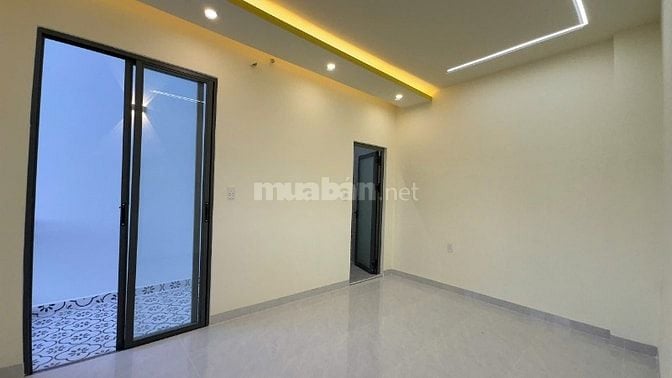 Nhà mặt tiền sát chợ Bình Chánh, 600tr ở ngay, 8x18 tiện buôn bán...
