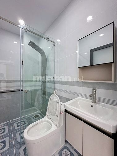 NHÀ BÌNH TÂN (4M x 20M) NGAY CẠNH KHU TÊN LỬA. CÓ THANG MÁY 450KG !!!