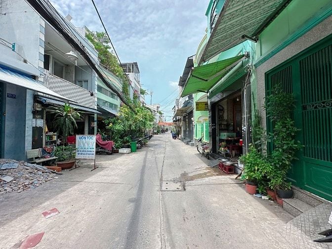 NHÀ BÌNH TÂN (4M x 20M) NGAY CẠNH KHU TÊN LỬA. CÓ THANG MÁY 450KG !!!