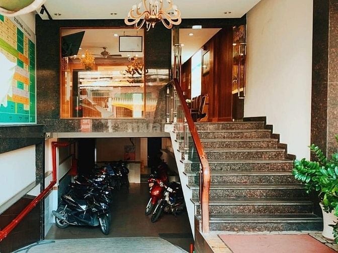 KHÁCH SẠN 8lầu ngang 5m MT Hiệp Thành Q12 118m2 41P DT 100tr chỉ 17 tỷ