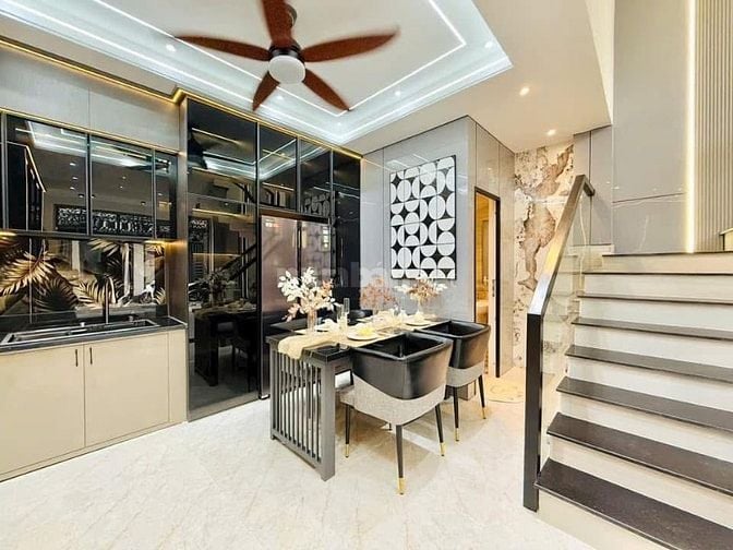 Đi nước ngoài định cư bán gấp nhà ở đường Trần Trọng Cung, phường Phú 