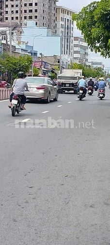 Cần bán nhà vị trí đắc địa mặt tiền Huỳnh TấnPhát, Quận 7, DT 5 x22m. 