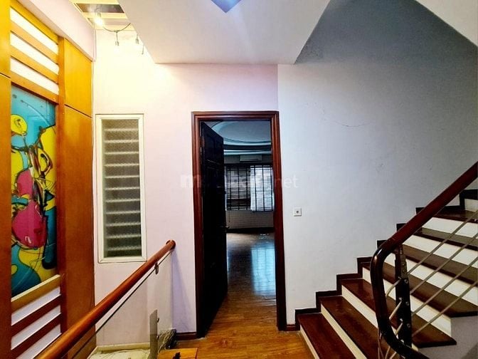 Bán nhà phân lô ngõ 28 Nguyên Hồng, ô tô tránh có vỉa hè, 72m2, 6 tầng
