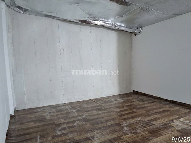Nhà cấp 4, trống, nguyên căn, trong hẻm 327/31, Tôn Thất Thuyết, P1 Q4