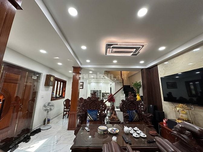 Căn góc 3 tầng. hẻm xe tải 8m. 5,3x12m. Gần mặt tiền Trần Hưng Đạo