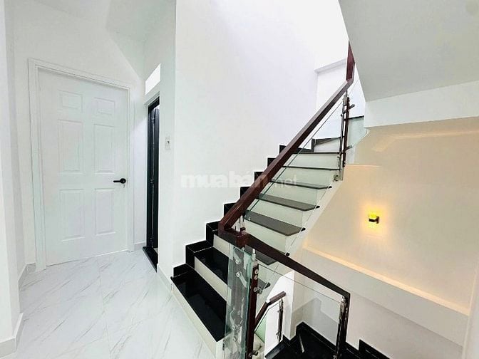 Nhà mới, 3 tầng (3.7x10m), nở hậu, gần MT 314 Âu Dương Lân Q8