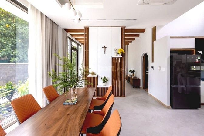 Villa mới hoàn thiện, trang bị nội thất cao cấp - diện tích sân sau lớ