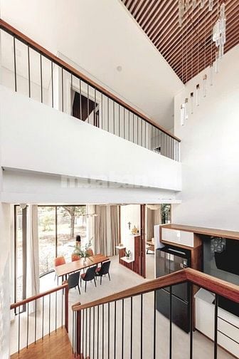 Villa mới hoàn thiện, trang bị nội thất cao cấp - diện tích sân sau lớ