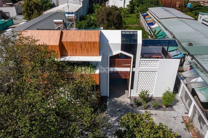 Villa mới hoàn thiện, trang bị nội thất cao cấp - diện tích sân sau lớ