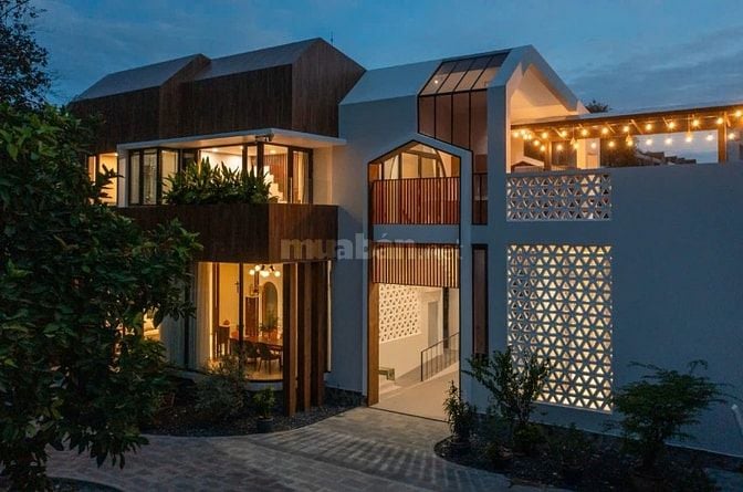 Villa mới hoàn thiện, trang bị nội thất cao cấp - diện tích sân sau lớ