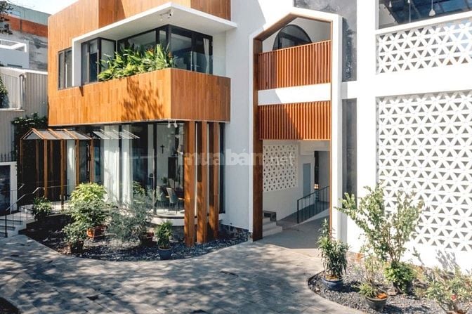 Villa mới hoàn thiện, trang bị nội thất cao cấp - diện tích sân sau lớ