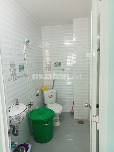 Nhà lầu đúc, rộng rãi , sạch sẽ. Thông tin 100% thật