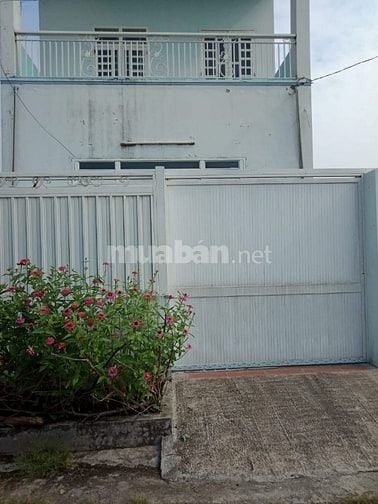Nhà lầu đúc, rộng rãi , sạch sẽ. Thông tin 100% thật