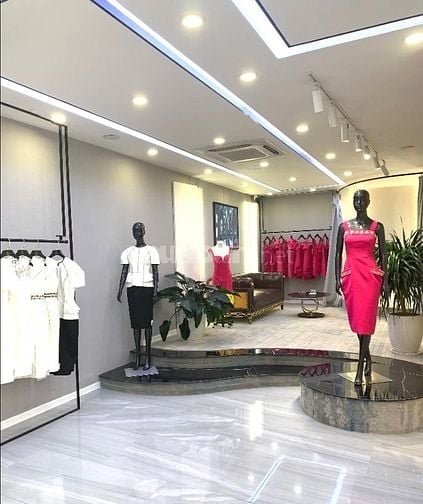 Cho thuê nhà mặt phố Bà Triệu 250m2 x 3 tầng, mặt tiền 10m, giá 250tr