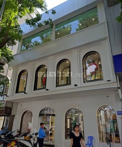 Cho thuê nhà mặt phố Bà Triệu 250m2 x 3 tầng, mặt tiền 10m, giá 250tr