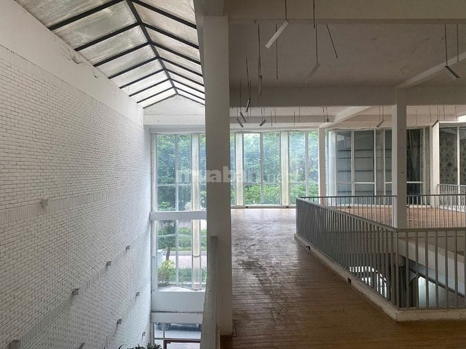 Cho thuêGóc 2MT 211 Nguyễn Thái Học Q1, ngay ngã tư Phạm Ngũ Lão
