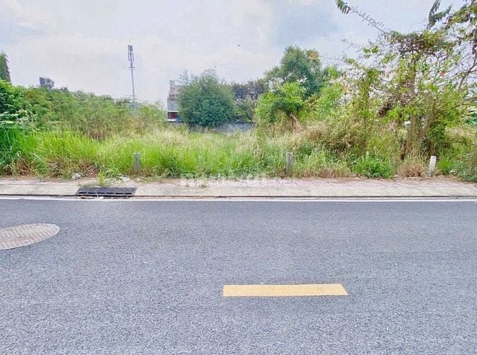 Ngộp lô đất đẹp 130m2 sát chợ Tân Thông Hội chỉ 500m-Giá 690triệu. SHR