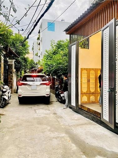 Nhà tuyệt đẹp DT:4x18m góc 2 mặt hẻm trước sau xe hơi Nguyễn Văn Khối