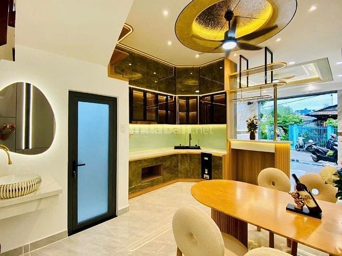 Nhà tuyệt đẹp DT:4x18m góc 2 mặt hẻm trước sau xe hơi Nguyễn Văn Khối