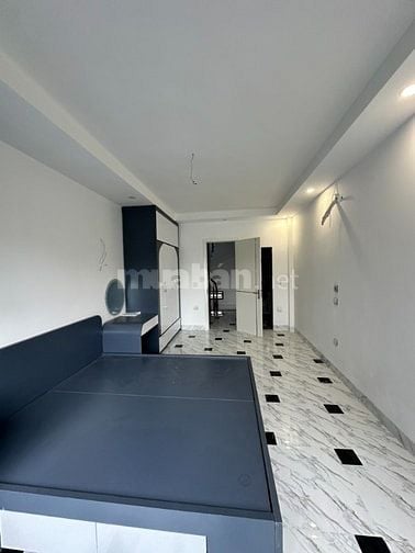 Bán nhà vị trí cực đẹp, cách phố 20m, gần oto, thang máy chạy êm ái