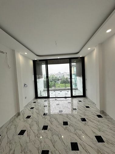 Bán nhà vị trí cực đẹp, cách phố 20m, gần oto, thang máy chạy êm ái