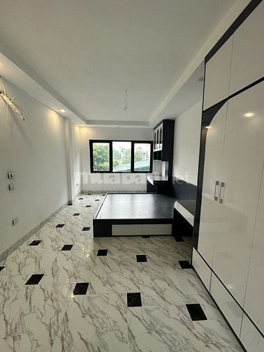 Bán nhà vị trí cực đẹp, cách phố 20m, gần oto, thang máy chạy êm ái