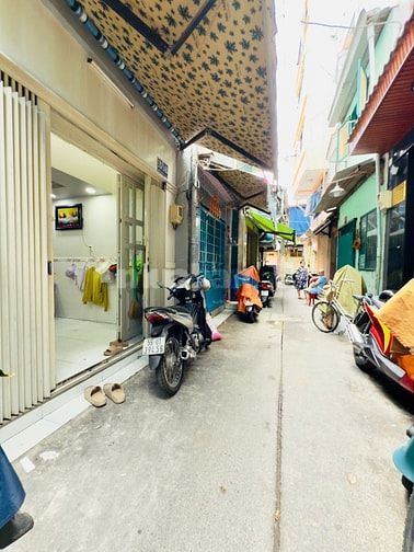 Bán nhà ngay chợ Hoà Bình giá tốt