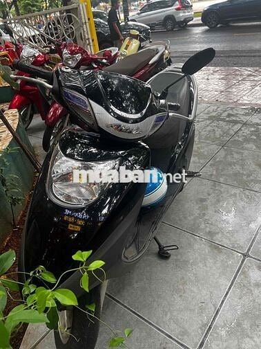Bán xe Atila màu đen, da xe còn mới bóng.