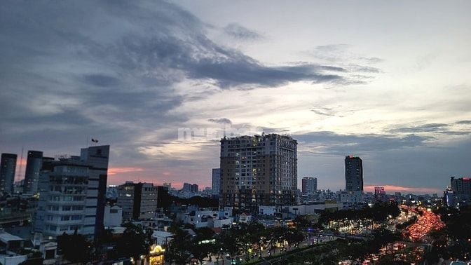 Sang quán Cafe sân thượng( rooftop) view đường phố, tầu điện, Landmark