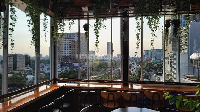 Sang quán Cafe sân thượng( rooftop) view đường phố, tầu điện, Landmark