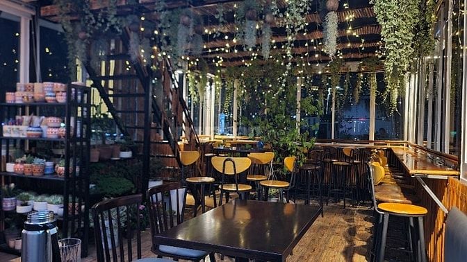 Sang quán Cafe sân thượng( rooftop) view đường phố, tầu điện, Landmark