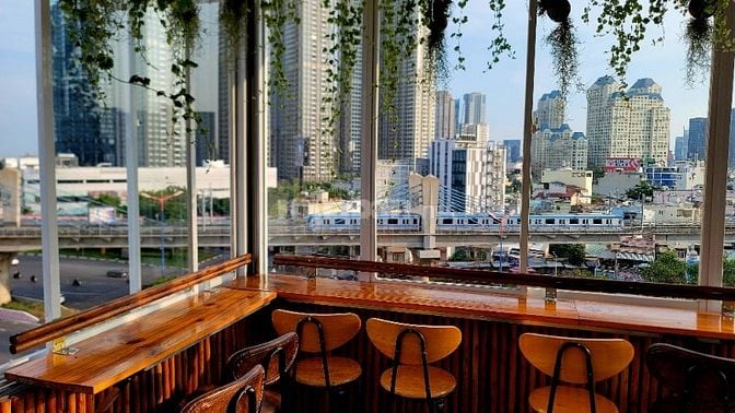 Sang quán Cafe sân thượng( rooftop) view đường phố, tầu điện, Landmark